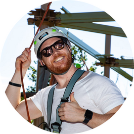 Mitarbeiter beim klettern